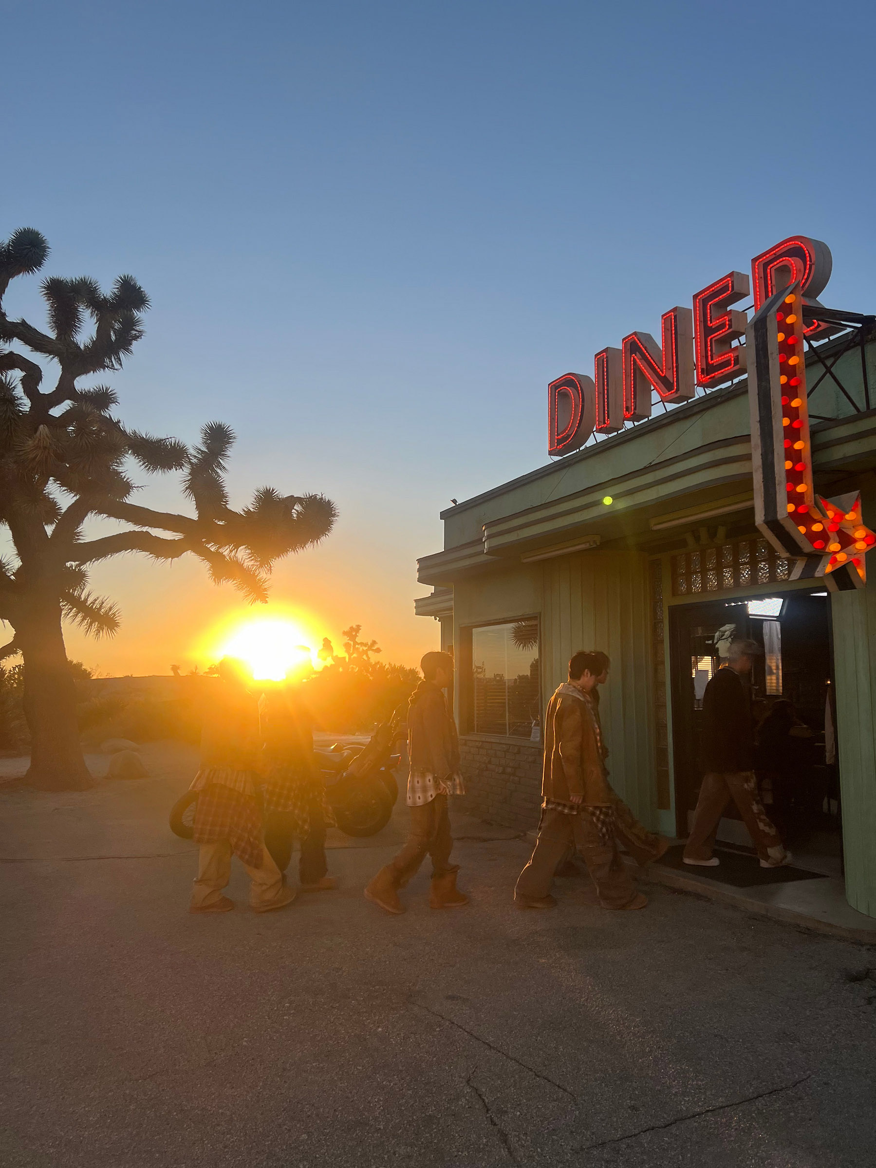 The fugitives seen entering a restaurant. The informant claims to have recognized the fugitives and approached casually to film the encounter.
