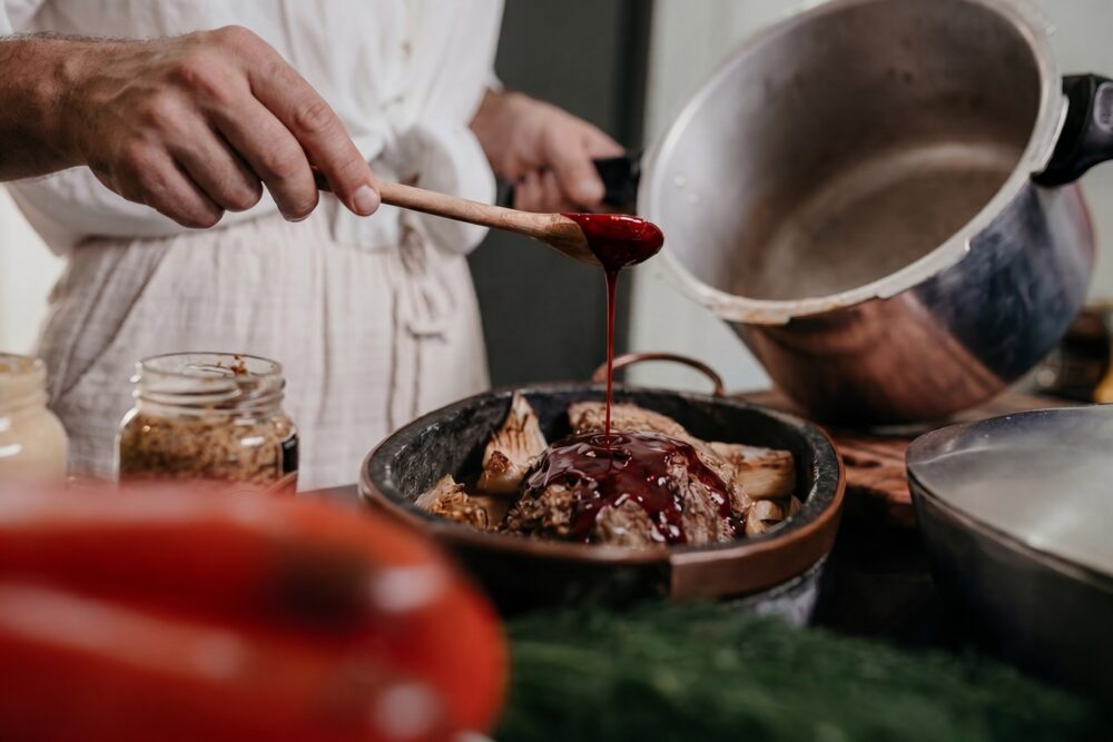 〈Blood Kitchen〉: A Culinary Survival Battle Reinterpreting Human Blood Cuisine