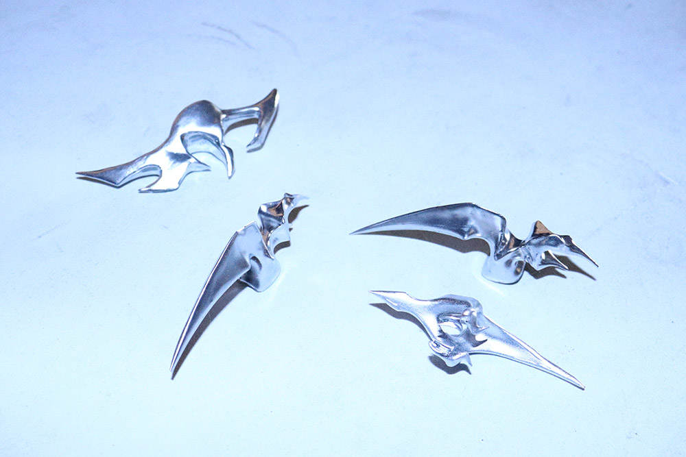 While the group of vampires vanished after their clash with the Vampire Pursuit Unit in the heart of the city, the intense afterimage they left behind is penetrating deep into vampire society, particularly youth culture.